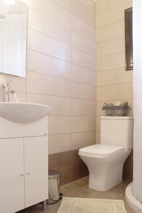 Ayerina First Floor Apartment Ариллас Экстерьер фото